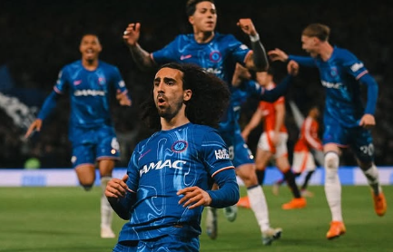 Chelsea vence clássico e mantém sonho por vaga na Champions League